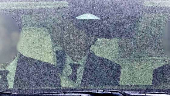 내란 우두머리 혐의를 받는 윤석열 전 대통령이 지난 14일 첫 형사재판이 열리는 서울 서초구 서울중앙지방법원에 들어서고 있다. 연합뉴스