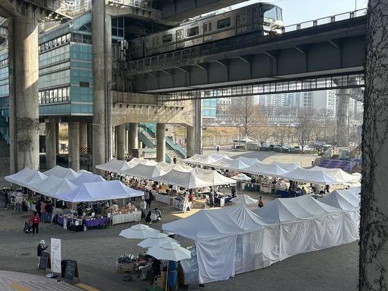 매달 3주차 주말에 서울 뚝섬 한강공원에서 열리는 서로장터 & 농부의시장 행사장. [사진 서울시]