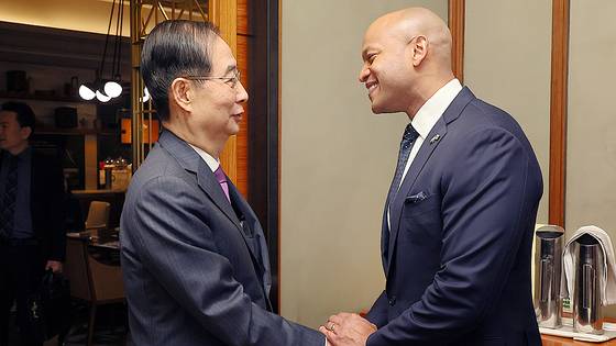 한덕수 대통령 권한대행 국무총리가 16일 서울 종로구 포시즌스 호텔에서 무역사절단과 함께 방한한 웨스 무어 미국 메릴랜드 주지사를 만나 인사하고 있다. 사진 국무총리실