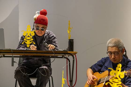 개막 퍼포먼스 중인 안상수. 2012년 홍대 교수 정년 퇴임 다음날부터 입기 시작한 점프슈트와 빨간 비니가 23년째 그의 트레이드 마크가 됐다. 사진 박기수