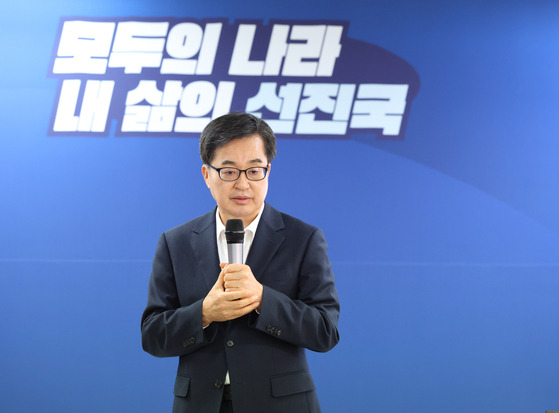 더불어민주당 대선 경선 후보인 김동연 경기지사가 18일 서울 영등포구 여의도 선거 캠프에서 열린 '백팩 메고 TMI' 기자간담회에서 공약 발표를 하고 있다. 김동연 캠프
