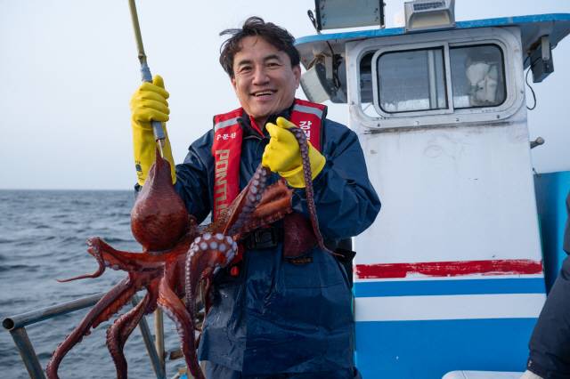 ▲ 김진태 지사가 17일 고성 저도어장에 입어해 올해 첫 고성산 대문어를 잡아 올리고 있다.