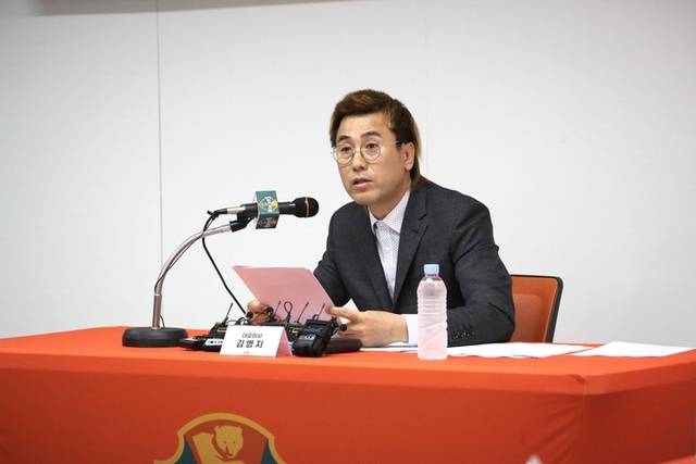 ▲ 강원FC는 지난 17일 오후 춘천 송암스포츠타운 주경기장 다목적실에서 김병지 대표이사 주재로 기자회견을 열고 ACL 홈경기 개최지 진행상황 및 구단 입장을 발표했다.