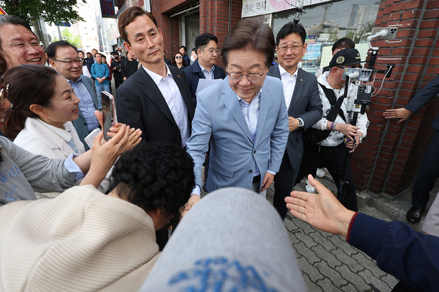 ▲ 더불어민주당 이재명 전 대표가 18일 대구 북구 사회혁신커뮤니티연구소 협동조합 소이랩에서 열린 K-콘텐츠 기업 간담회에 참석하기 전 지지자들과 인사하고 있다.