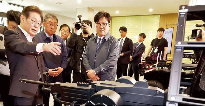 < 국방과학연구소 찾은 李 > 이재명 더불어민주당 대선 경선 후보(왼쪽)가 17일 대전 국방과학연구소(ADD)에서 인공지능(AI) 기반 무기체계 연구개발 현장을 둘러보고 있다. 이날 일정은 이 후보의 출마 선언 이후 두 번째 산업 현장 방문이다.  /국회사진기자단