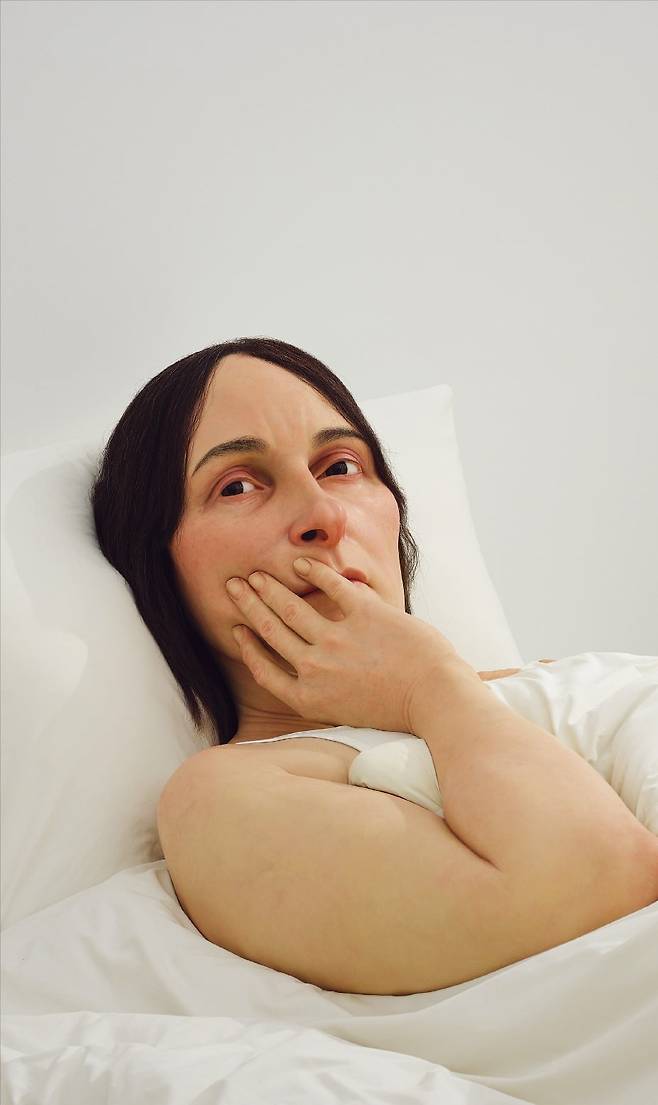 론 뮤익 ‘침대에서’, 2005, 혼합재료, 162×650×395㎝.  /ⓒ까르티에 현대미술재단 컬렉션