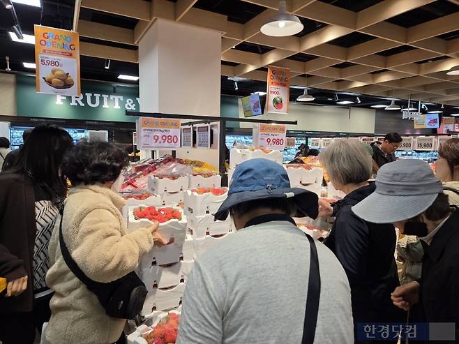 17일 문을 연 이마트 푸드마켓 고덕점에서 손님들이 장을 보고 있다./사진=박수림 기자