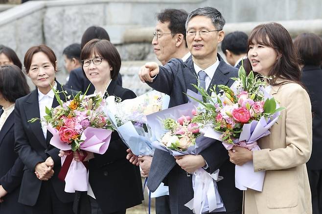 18일 서울 종로구 헌법재판소에서 문형배 헌법재판소장 권한대행과 이미선 헌법재판관이 퇴임식을 마친 뒤 기념촬영을 하고 있다.