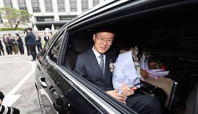 문형배 헌법재판소장 권한대행이 18일 서울 종로구 헌법재판소에서 퇴임행사를 마친 뒤 이동하고 있다.