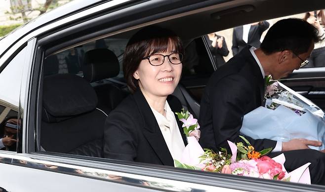 이미선 헌법재판관이 18일 서울 종로구 헌법재판소에서 퇴임행사를 마친 뒤 이동하고 있다.