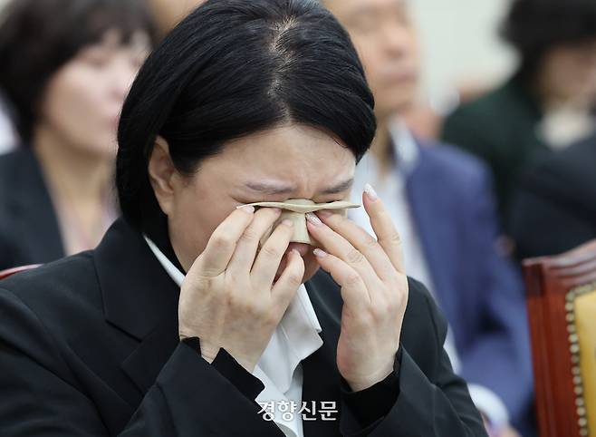 MBC 기상캐스터 고 오요안나씨 어머니 장연미씨가 18일 국회 과학기술정보방송통신위원회에서 열린 현안질의 도중 울고 있다. 박민규 선임기자