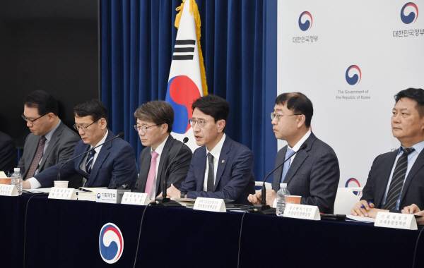 김윤상(왼쪽에서 네 번째) 기획재정부 2차관이 지난 17일 정부세종청사에서 브리핑을 갖고 ‘2025년 추가경정예산안’의 주요 내용을 설명하고 있다. 기재부 제공