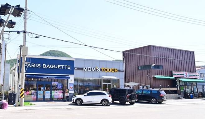 Paris Baguette and Mom's Touch, which opened in Jinbo-myeon, Cheongsong County, North Gyeongsang Province  (Cheongsong County)