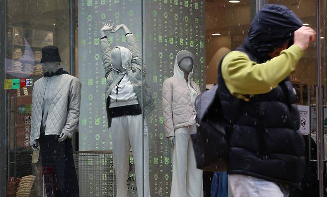 지난달 서울 중구 명동의 한 옷 가게에 봄옷이 전시돼 있다. 연합뉴스