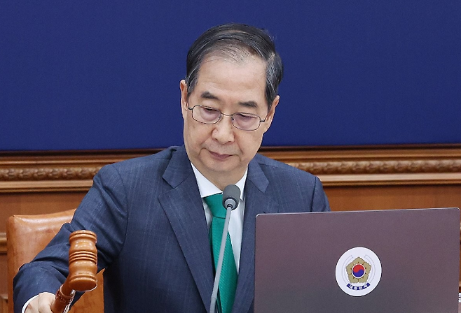 한덕수 대통령 권한대행 국무총리가 18일 정부서울청사에서 열린 국무회의에서 의사봉을 두드리고 있다. 대통령실통신사진기자단, 연합뉴스