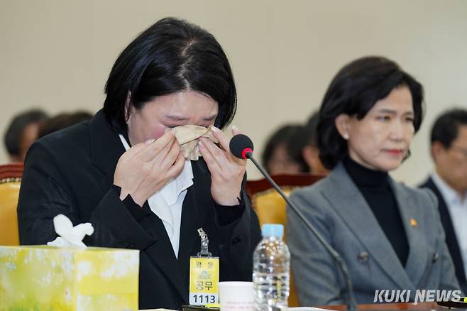 고 오요안나 씨의 어머니인 장연미 씨가 18일 서울 영등포구 국회에서 열린 '고 오요안나 기상캐스터 사망 사건 관련 긴급 현안질의'에서 눈물을 흘리고 있다.