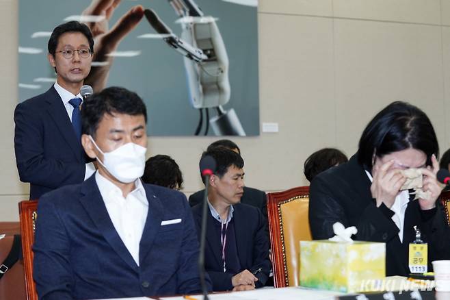 전상범 변호사가 18일 서울 영등포구 국회에서 열린 '고 오요안나 기상캐스터 사망 사건 관련 긴급 현안질의'에 증인으로 참석해 관련 질문에 답하고 있다.