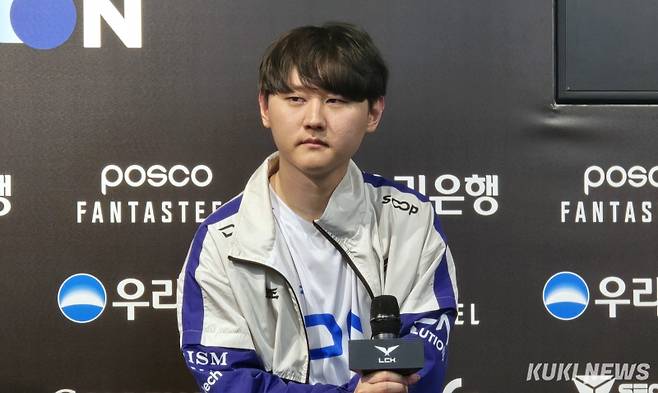 ‘표식’ 홍창현이 18일 오후 7시 서울 종로구 롤파크 LCK 아레나에서 열린 ‘2025 LCK’ 정규시즌 1라운드 디플러스 기아와 경기가 끝난 뒤 취재진과 만나 인터뷰하고 있다. 김영건 기자
