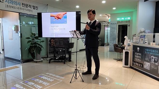 지난 6일 충북 충주시 서울더블유치과병원 2층에서 진행되는 주일예배에서 김 이사장이 말씀을 전하고 있는 모습. 서울더블유치과병원 제공