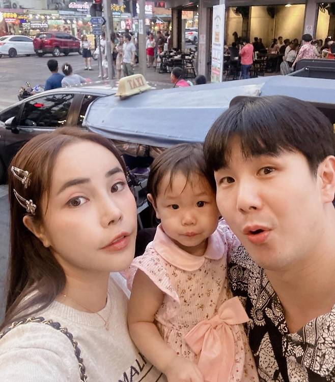 태국에 사는 권영준·유리 부부가 딸 아린이와 함께 지난 1월 베트남 여행 중 촬영한 가족사진.