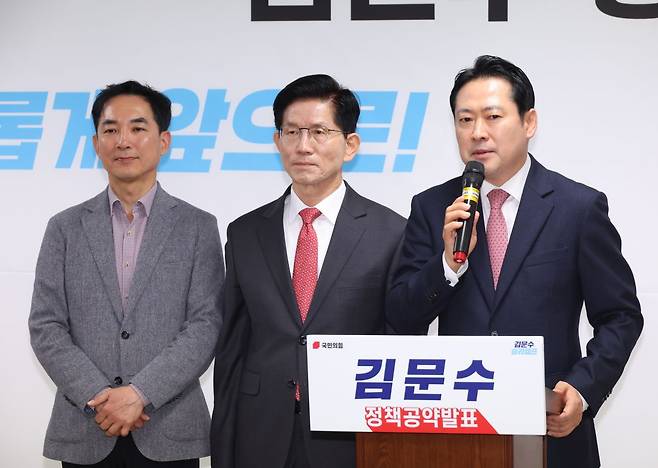 김문수 국민의힘 대선 경선 후보의 총괄선대본부장인 장동혁 의원이 18일 서울 여의도 캠프 사무실에서 열린 공약 발표 기자회견에서 인사말을 하고 있다. 뉴시스