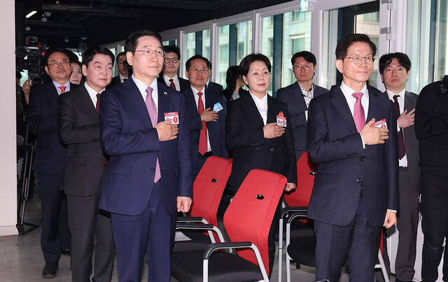 지난 17일 서울 여의도 국민의힘 중앙당사에서 열린 제21대 대통령선거 국민의힘 1차 경선 토론회 미디어데이에서 경선후보인 안철수 의원, 김문수 전 고용노동부 장관, 유정복 인천시장, 이철우 경북도지사, 나경원 의원, 양향자 전 의원, 한동훈 전 대표, 홍준표 전 대구시장이 국기에 경례를 하고 있다. 국회사진기자단