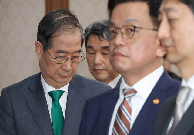 한덕수 대통령 권한대행이 18일 정부서울청사에서 추가경정예산안 심의·의결을 위한 임시국무회의를 주재하기 위해 자리로 이동하고 있다. 한 대행 앞쪽은 최상목 부총리 겸 기획재정부 장관과 안덕근 산업통상자원부 장관이고, 뒤쪽은 이주호 부총리 겸 교육부 장관. 대통령실 사진기자단