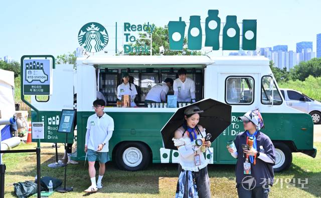 '2024 인천 펜타포트 락 페스티벌' 스타벅스 홍보 부스.