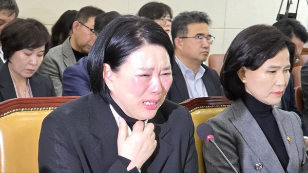 ▲ 18일 국회 과학기술정보방송통신위원회 전체회의 참고인으로 출석한 오 캐스터의 어머니 장연미씨는 “당(정당) 싸움으로 딸의 이름이 안좋게 거론되는 게 싫다”며 진실 규명에 힘써달라고 말한 뒤 눈물을 쏟았다. 사진=미디어오늘 영상 갈무리.