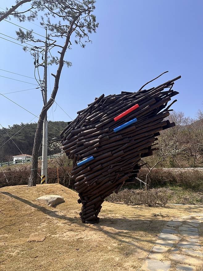 김성수 작가가 곡성 옛 송정역터에 설치한 ‘섬진강x생명의 정원’  <사진=김성수>