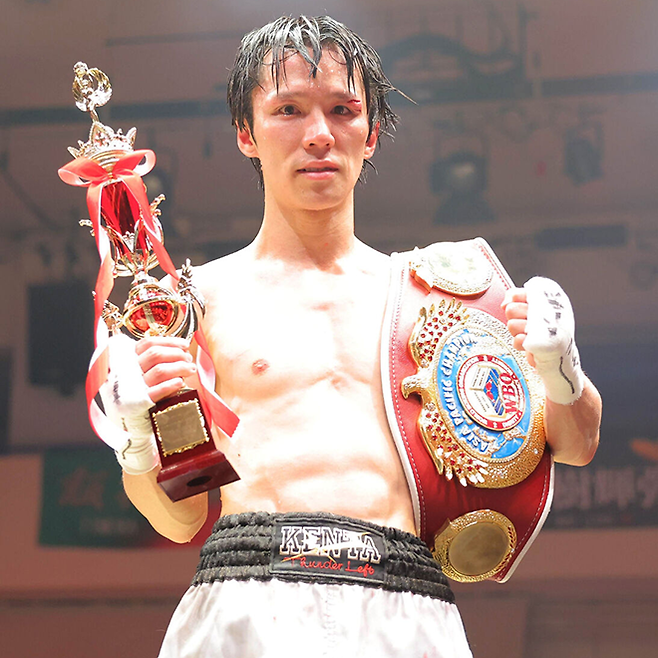 나카가와 겐타가 2023년 7월 일본 도쿄 고라쿠엔홀에서 세계복싱기구 아시아태평양 슈퍼플라이급 챔피언 타이틀 1차 방어에 성공한 후 기념 촬영을 하고 있다. 사진=Yokohama Hikari Promotions