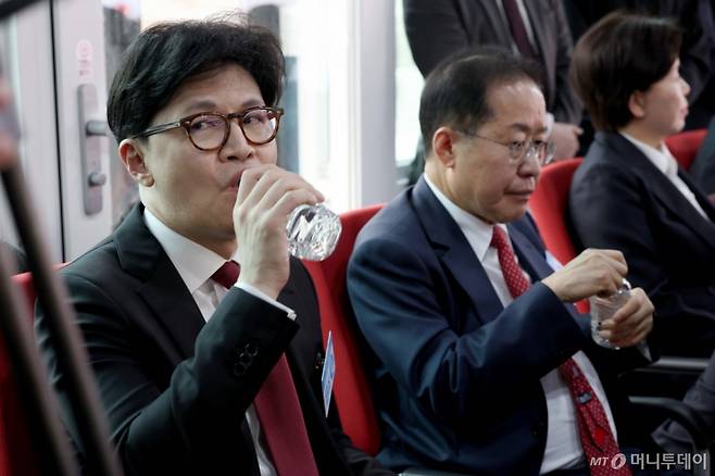 (서울=뉴스1) 국회사진취재단 = 한동훈 국민의힘 전 대표와 홍준표 전 대구시장이 17일 서울 여의도 국민의힘 중앙당사에서 열린 제21대 대통령선거 국민의힘 1차 경선 토론회 미디어데이에서 물을 마시고 있다. 2025.4.17/뉴스1 Copyright (C) 뉴스1. All rights reserved. 무단 전재 및 재배포, AI학습 이용 금지. /사진=(서울=뉴스1) 국회사진취재단