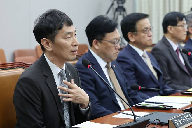 이복현 금융감독원장이 16일 서울 여의도 국회에서 열린 법제사법위원회 전체회의 최상목 탄핵 청문회에서 의원질의에 답하고 있다. /사진=뉴시스 /사진=권창회