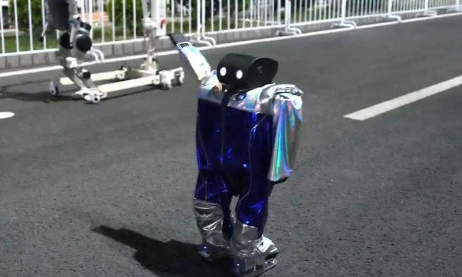 19일 중국 베이징에서 개최되는 세계 최초 휴머노이드로봇 하프마라톤 참가 로봇 중 가장 단신인 '작은 거인' /사진=웨이보