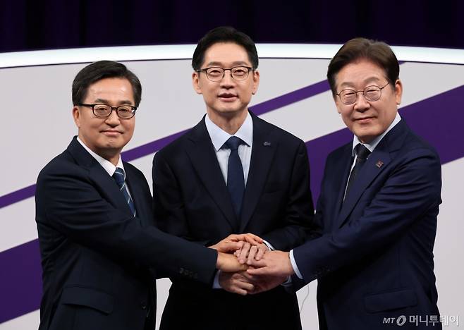 (서울=뉴스1) 국회사진취재단 = 18일 저녁 상암MBC 스튜디오에서 열린 더불어민주당 대선 경선 후보자 첫 TV토론에 참석한 (오른쪽부터)이재명, 김경수, 김동연 후보자가 손을 맞잡고 있다. 2025.4.18/뉴스1  Copyright (C) 뉴스1. All rights reserved. 무단 전재 및 재배포,  AI학습 이용 금지. /사진=(서울=뉴스1) 국회사진취재단