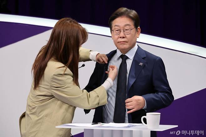 [서울=뉴시스] 국회사진기자단 = 더불어민주당 제21대 대통령 선거 경선 후보인 이재명 후보가 18일 서울 마포구 상암동 MBC에서 첫 TV토론회에 앞서 마이크를 차고 있다. 2025.04.18. photo@newsis.com /사진=