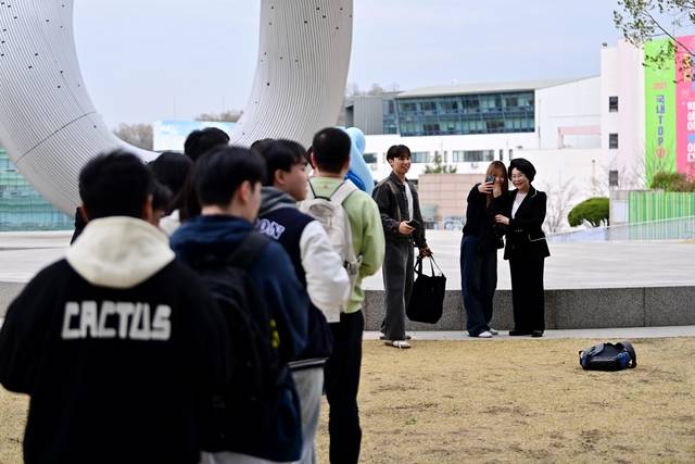 이길여 가천대 총장이 문화일보와 인터뷰를 하며 사진 촬영을 위해 광장에 나가자, 지나가던 학생들이 우르르 달려들어 함께 사진을 찍고 싶다며 줄을 섰다.  문호남 기자