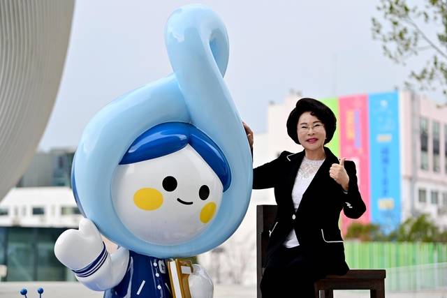 이길여 가천대 총장이 경기 성남시 본교 교정의 광장에 자리한 학교 상징 캐릭터 ‘무한이’와 함께 포즈를 취했다. 이 총장은 “미래 세대인 학생들의 꿈과 희망을 응원하기 위해 형상화한 조형물”이라며 “첨단 학문을 배우고 익히는 것이 즐거운 ‘fun 캠퍼스’를 지향한다”고 했다.  문호남 기자