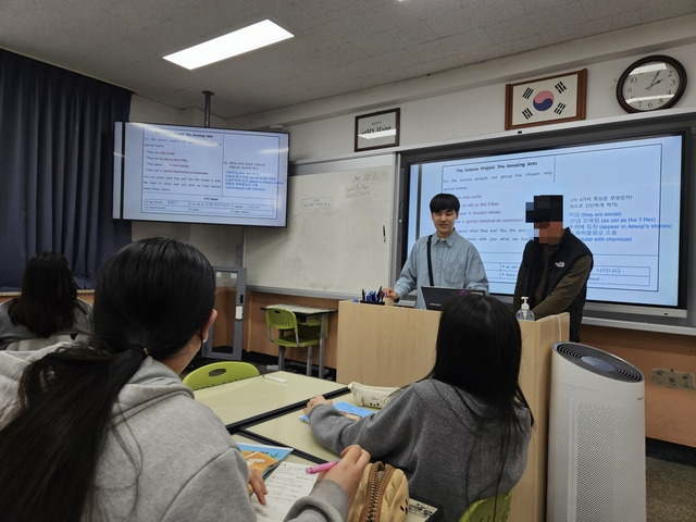 17일 시각장애인 박준범(30·왼쪽) 교사가 영어 수업을 진행하고 있다.  김린아 기자