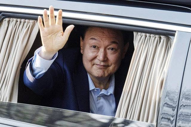 윤석열 전 대통령이 11일 서울 서초구 사저로 들어서며 지지자들에게 인사하고 있다. 뉴시스