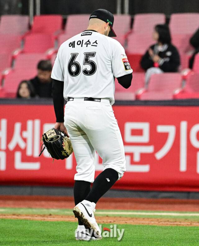 2025년 4월 9일 오후 경기도 수원KT위즈파크에서 진행된 '2025 신한 SOL뱅크 KBO 리그' NC 다이노스와 KT 위즈의 경기. KT 선발투수 헤이수스가 4회초 무사 1루서 마운드를 내려가고 있다./마이데일리