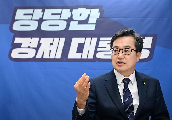 더불어민주당 대통령 후보 경선에 나선 김동연 경기도지사가 16일 서울 여의도 대선캠프 사무실에서 헤럴드경제와 인터뷰를 하고 있다. 이상섭 기자