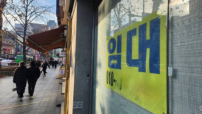 취약 자영업자 연체율이 최악을 치닫는 가운데, 새출발기금을 찾는 자영업자도 지난해 82%가량 증가했다. 사진은 서울 중구에 위치한 한 가게에서 공실 임대 안내를 하는 모습. [정호원 기자]
