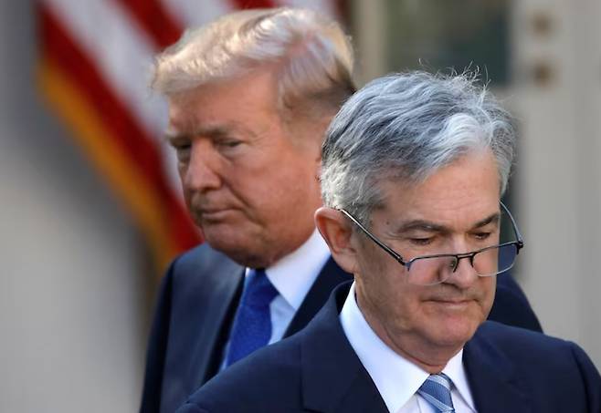 도널드 트럼프 미국 대통령이 지난 2017년 11월 워싱턴 백악관에서 미국 중앙은행인 연방준비제도(Fed·연준)의 제롬 파월 의장이 연단으로 이동하는 모습을 지켜보고 있다. [로이터]