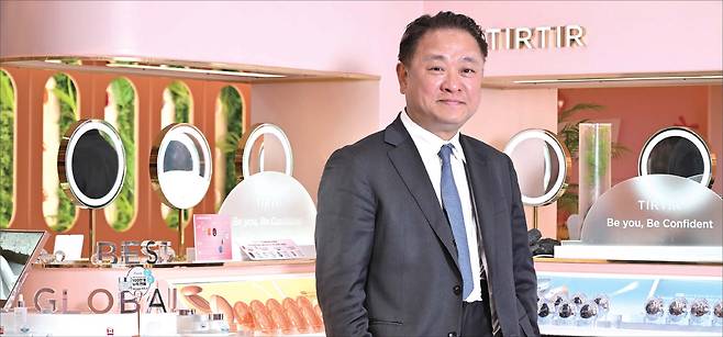안병준 티르티르 대표가 16일 서울 마포구 티르티르 본사에서 헤럴드경제와 인터뷰에 앞서 사진 촬영을 하고 있다. 안 대표는 이날  “K-뷰티 최대 강점은 ‘속도’”라며 한국화장품의 경쟁력을 강조했다.  임세준 기자