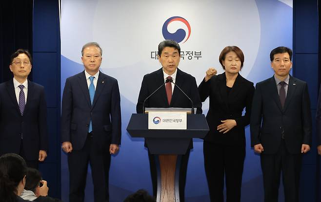 이주호 사회부총리 겸 교육부 장관이 17일 서울 종로구 정부서울청사에서 2026학년도 의대 모집인원 조정 방향 관련 브리핑을 하고 있다.[연합]