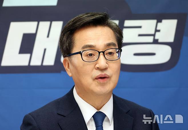 [서울=뉴시스] 고승민 기자 = 김동연 더불어민주당 대선 경선 후보가 서울 여의도 캠프 사무실에서 뉴시스와 인터뷰를 하고 있다. 2025.04.17. kkssmm99@newsis.com