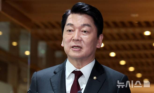 [서울=뉴시스] 추상철 기자 = 대선 출마를 선언한 안철수 국민의힘 의원이 지난 16일 오후 서울 중구 서울시청에서 오세훈 서울시장과 오찬 회동을 마친후 브리핑을 하고 있다. 2025.04.16. scchoo@newsis.com