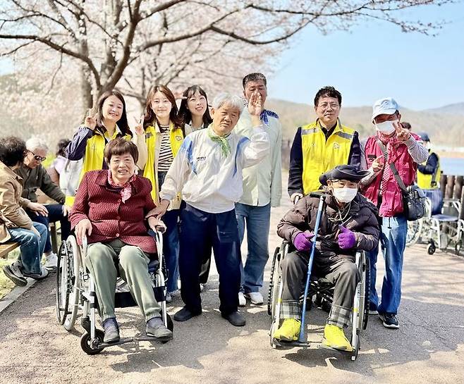 [서울=뉴시스] 한국도로공사서비스 본사 및 콜센터·교통방송센터 직원들이 지난 8 경기도 성남시 한마음복지관의 '모두의 걷기' 행사에 동참해 60여 명의 재가 장애인과 함께 율동공원을 산책하는 모습. 2025.04.18. (사진=도로공사서비스 제공) photo@newsis.com  *재판매 및 DB 금지