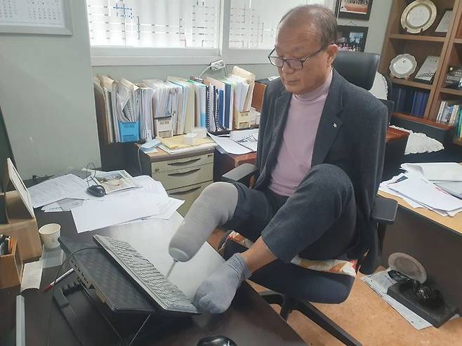 [경산=뉴시스] 구무서 기자 = 이범식 한국장애인IT복지협회장이 의족과 다리를 이용해 컴퓨터 키보드를 누르는 모습 2025.04.18. nowest@newsis.com *재판매 및 DB 금지